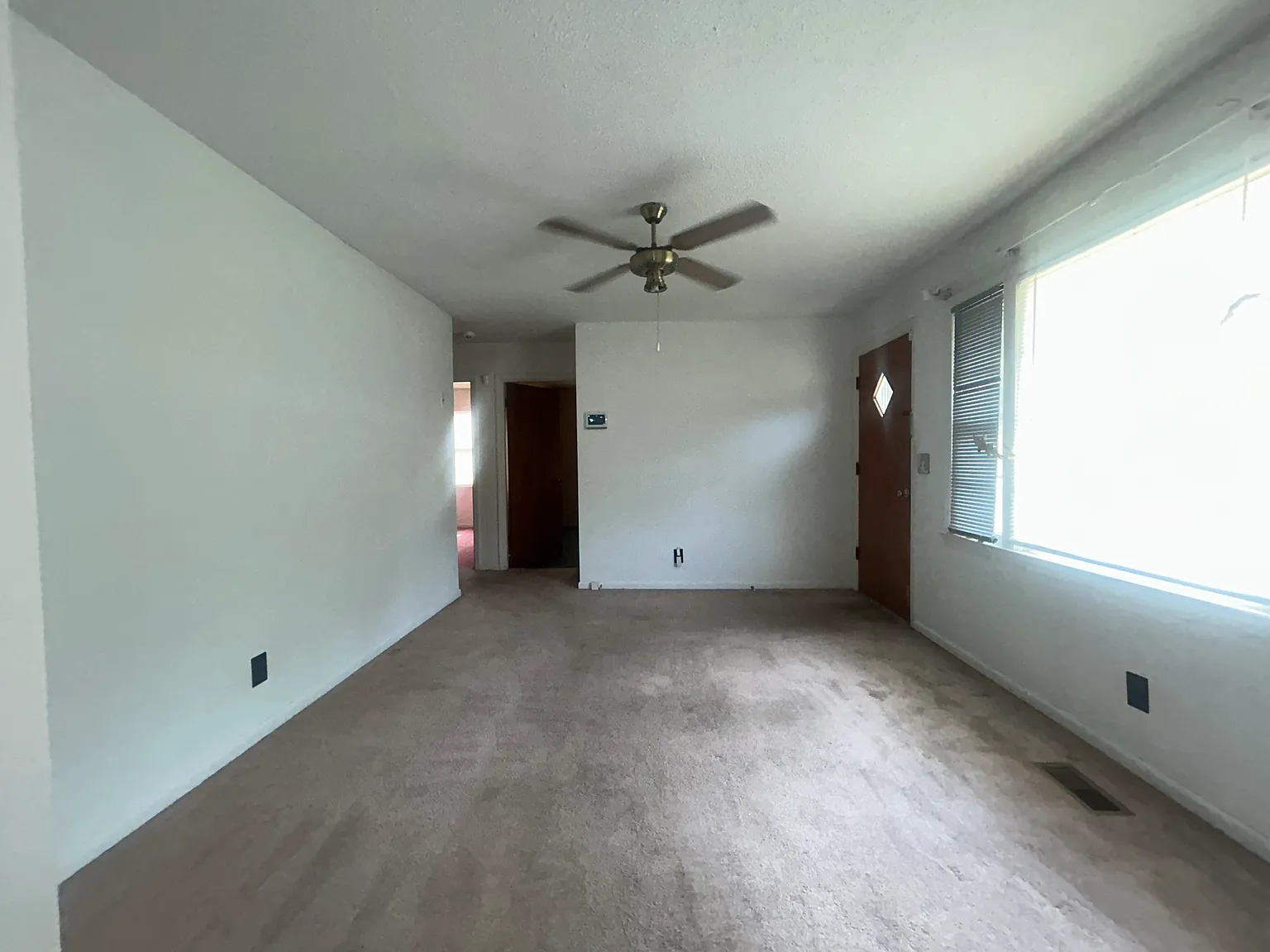 3 bed, 970 sqft, $1,300 — Photo 2