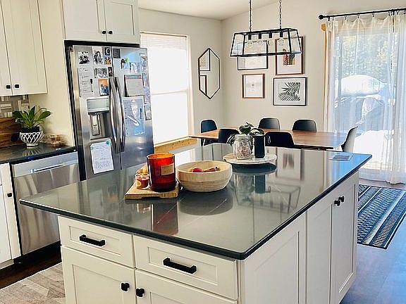 Kitchen Island seats 4