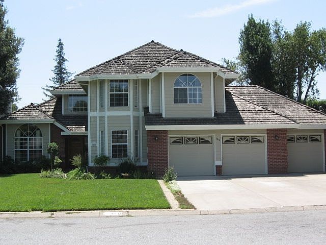 Large Front Yard and 3 Car Garage