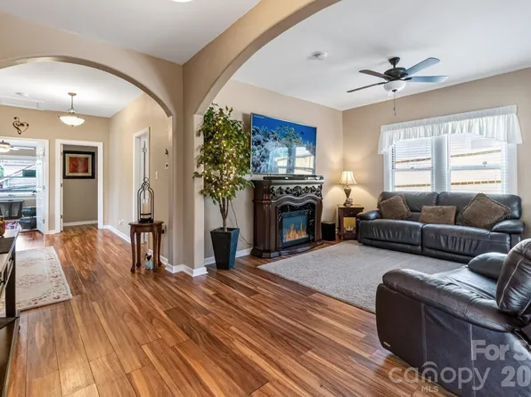 448 1st St SW, Hickory, NC 28602