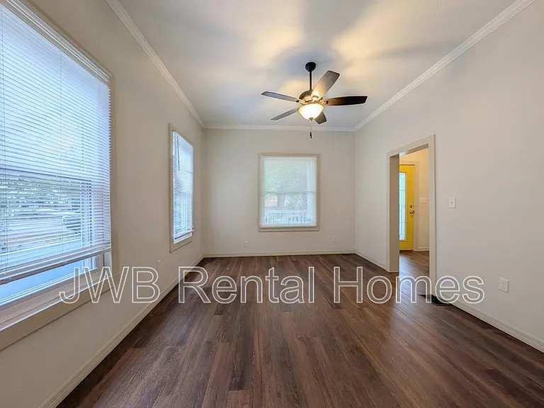 1445 Ionia St — Photo 6