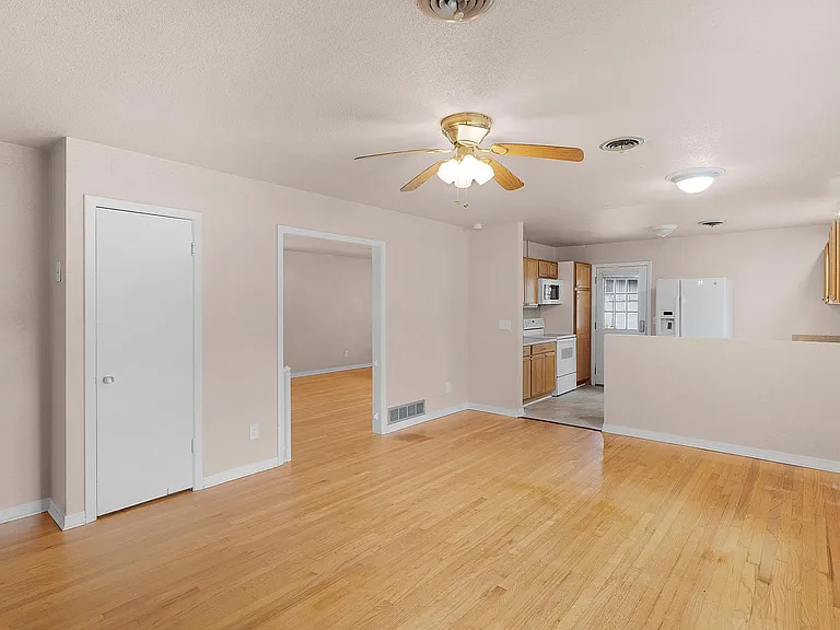902 NE 17th Ter — Photo 5