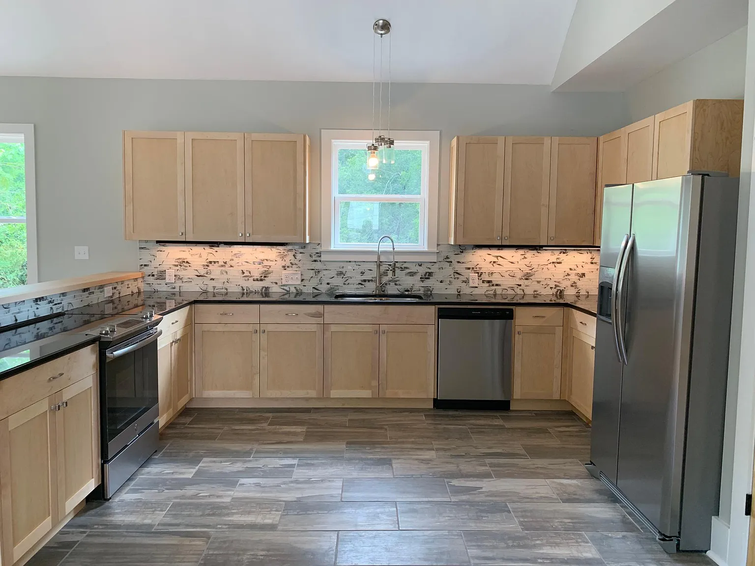 5 bed, 2600 sqft, $5,250 — Photo 4