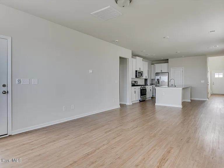 827 Justify Loop — Photo 13