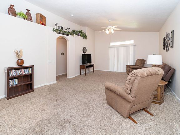3rd image of 423 Chalet Dr