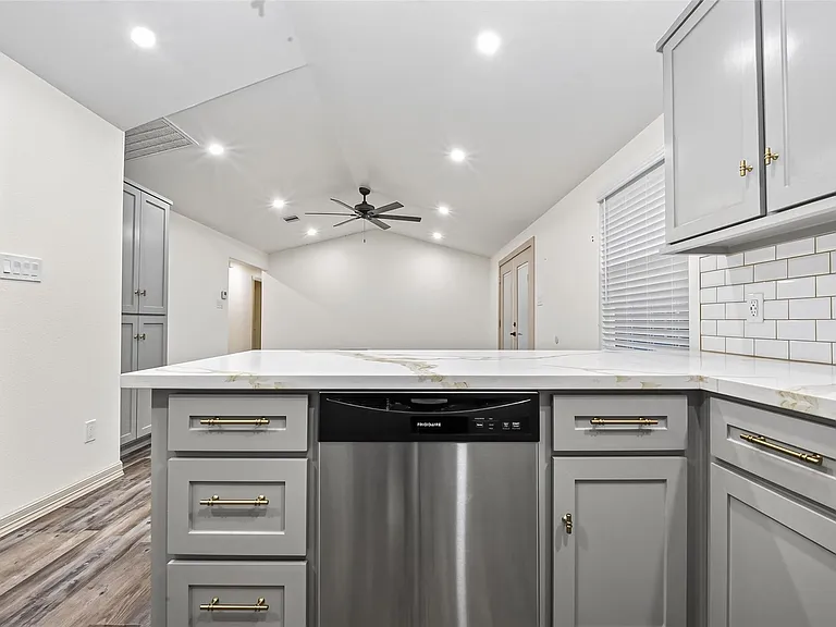 5803 Greencraig Dr — Photo 11