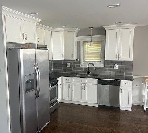 STAINLESS STEEL APPLIANCES INCLUDED, WITH PORTABLE ISLAND