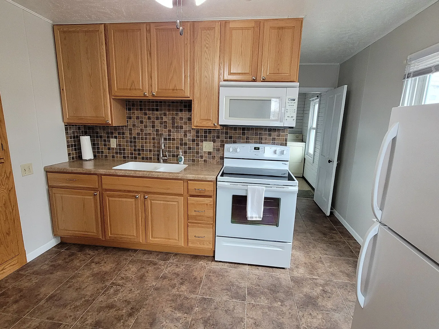 3 bed, 1.0 bath, 1169 sqft, $1,000 — Photo 3