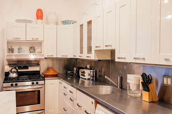 Rented by Alf Naman Real Estate | media 18