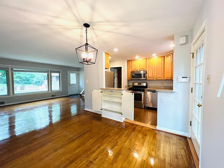 2220 Primrose Dr — Photo 4