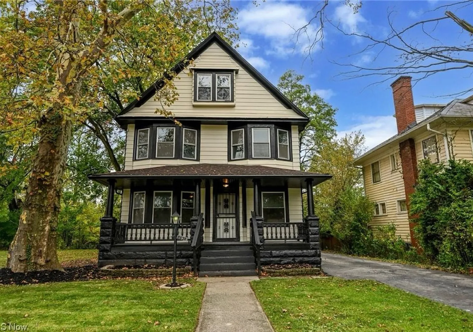 Charming 5 Bed Property at Prime Location — Photo 1