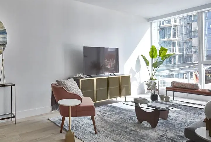 188 W Saint James St — Photo 3
