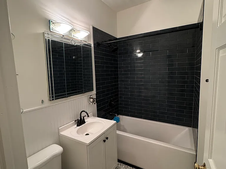 547 W Surf St #B — Photo 12