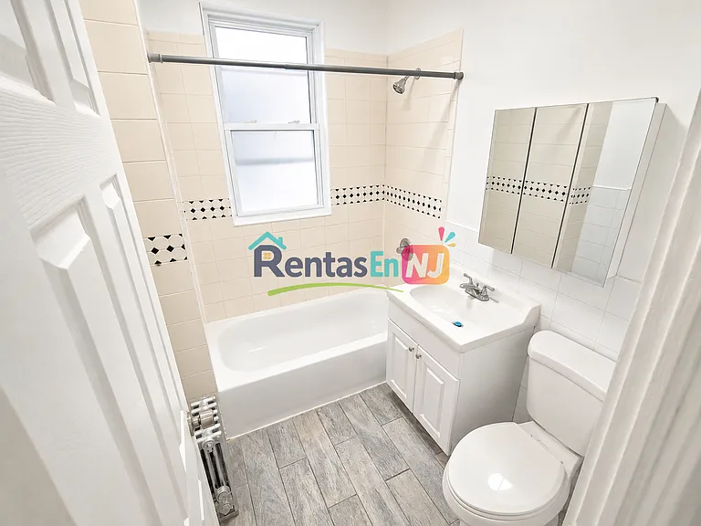 216 Sunset Ave #1R — Photo 1