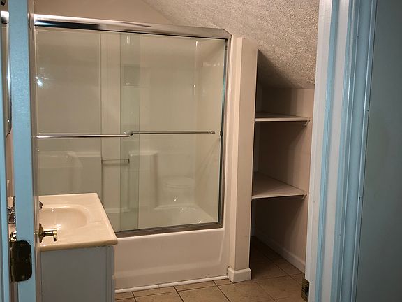 Upstairs full bathroom 