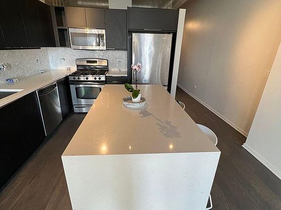 3rd image of 1103-849 N Franklin St #1103