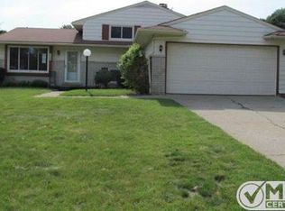 828 Sheffield Rd, Auburn Hills, MI 48326