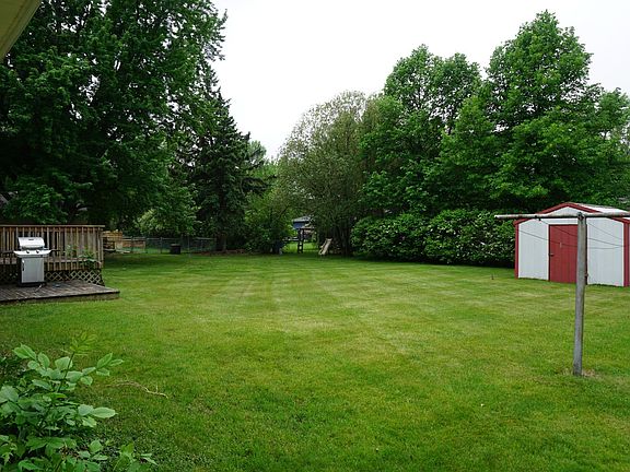 2nd image of 405 10th St SE