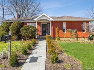 1429 Apple Ln, East Meadow, NY 11554