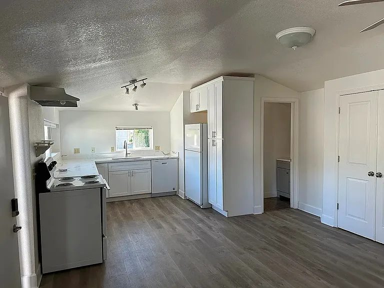 1254 Live Oak Ln — Photo 5