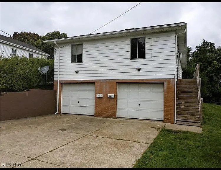 393 W Waterloo Rd — Photo 4