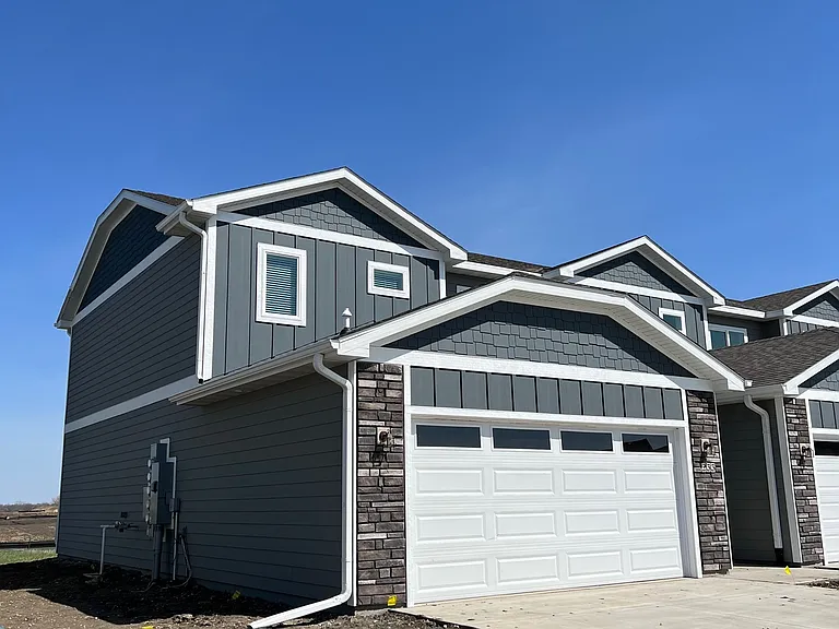 233 NW Greenway Pl — Photo 3