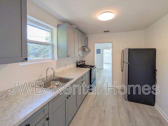 3rd image of 3322 N Davis St