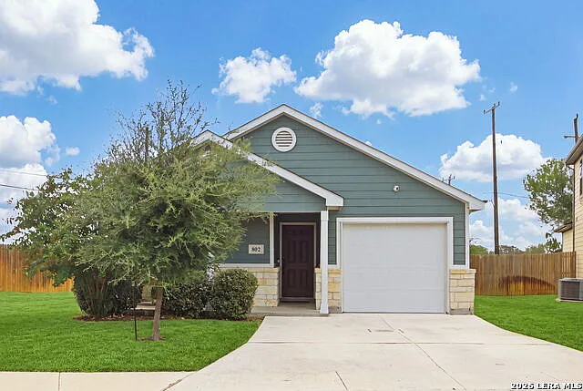 802 Hickory Trl