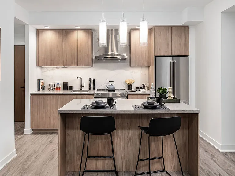 425 Wellington St W — Photo 8