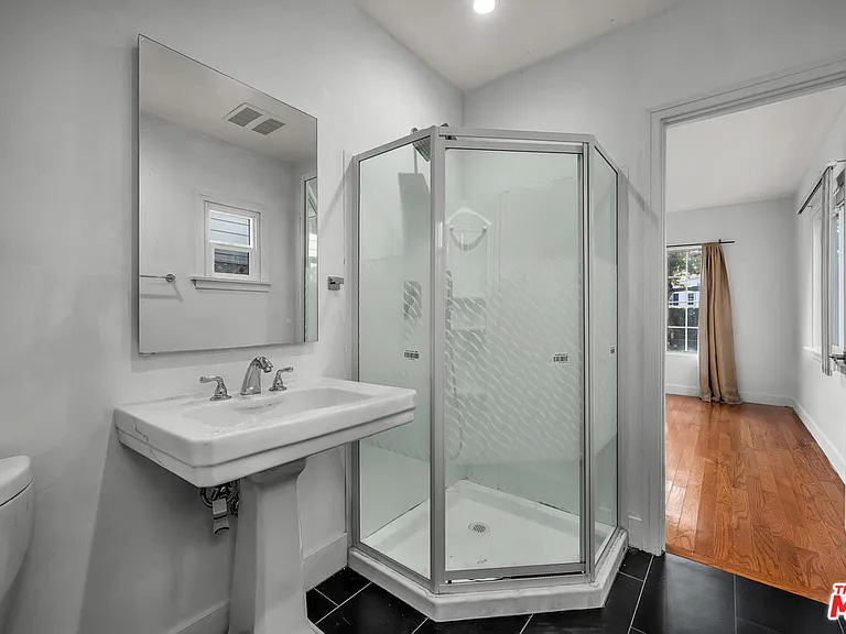922 S Bundy Dr — Photo 12
