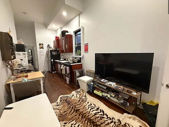 4th image of 886 Franklin Ave APT 2r