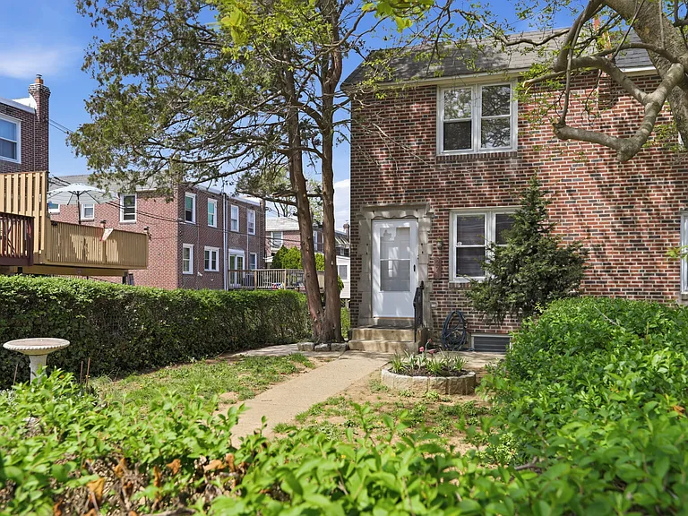 271 W Wyncliffe Ave — Photo 3