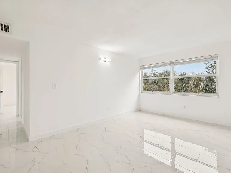 The Oaks Apartments — Photo 19