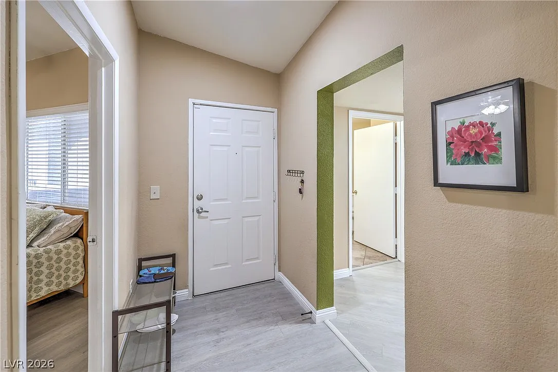 3 bed, 2.0 bath, 1302 sqft, $1,650 — Photo 3