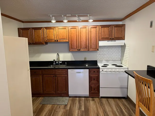 2 bed, 650 sqft, $3,000 — Photo 1