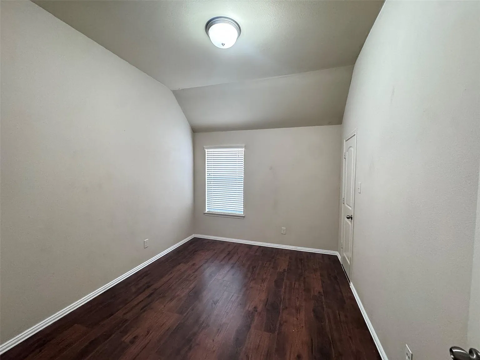 4 bed, 2.0 bath, 2605 sqft, $2,400 — Photo 3