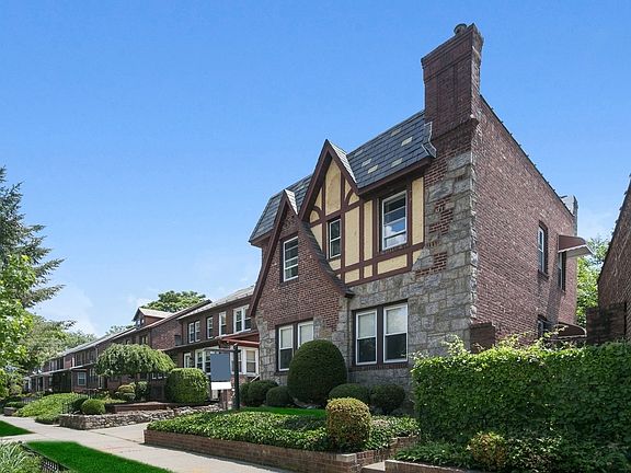 3rd image of 9814 Ascan Ave