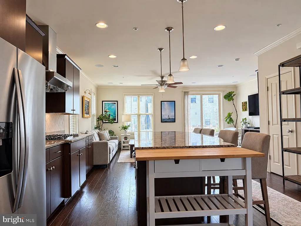 4 bed, 3.5 bath, 2383 sqft, $3,100 — Photo 3