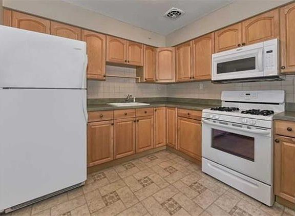 4th image of 386 Hoover Ave
