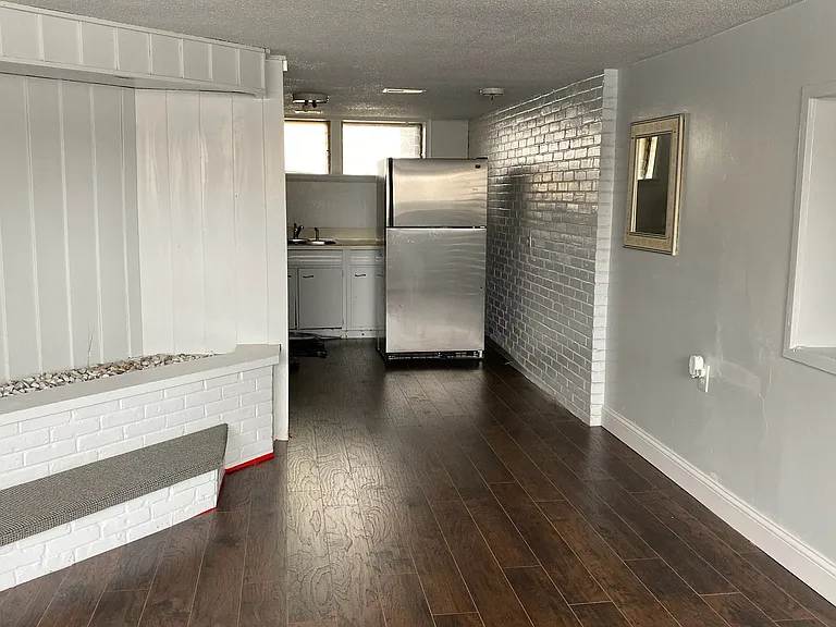 109 W Illinois St — Photo 14