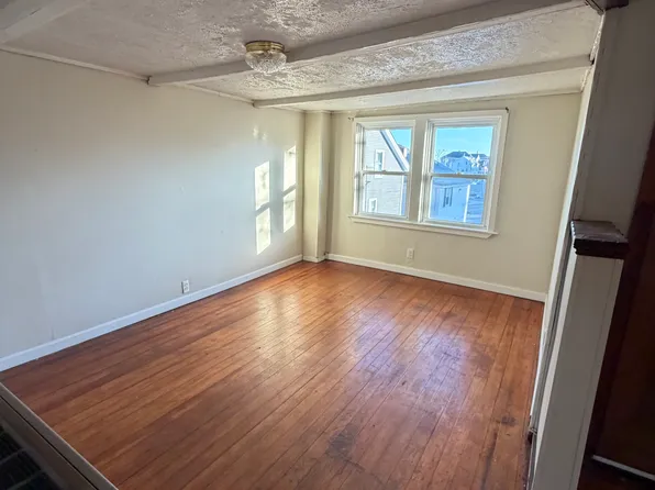 187 Rockland St #3E, Fall River, MA 02724