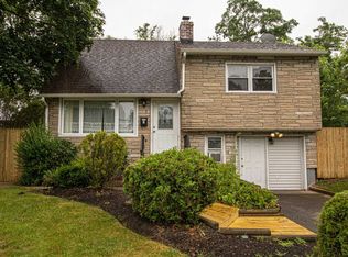 8 Satinwood St, Central Islip, NY 11722