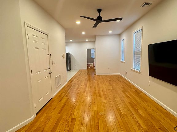 4th image of 31 1/2 W 47th St #2