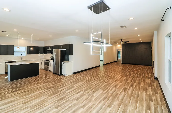 1433 Willow Dr — Photo 3