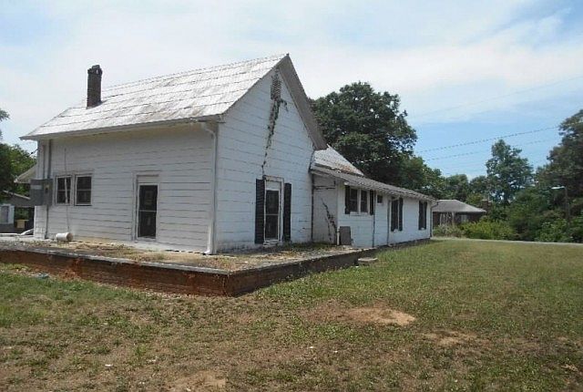 2nd image of 366 N Main St