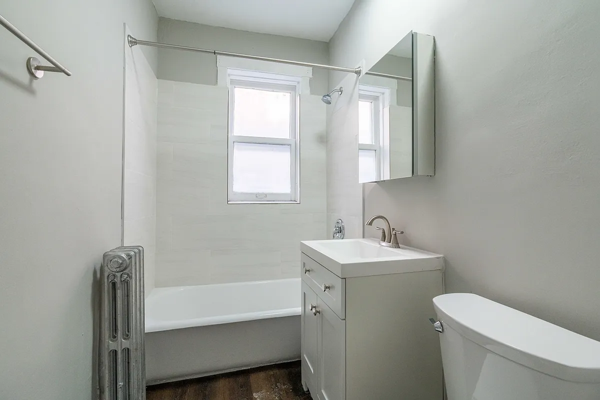Building Photo - 7411 N Damen Ave #3W