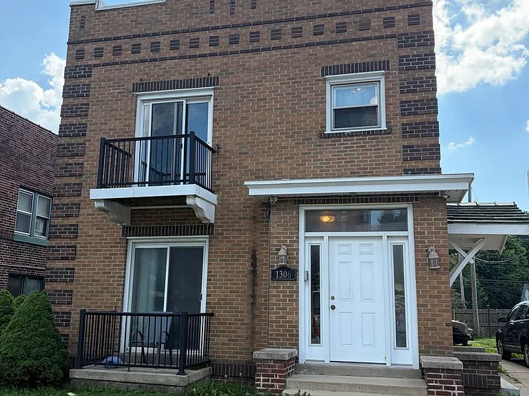1306 N Main St — Photo 1