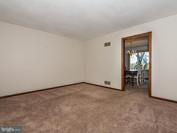 3rd image of 329 Kelly Ave