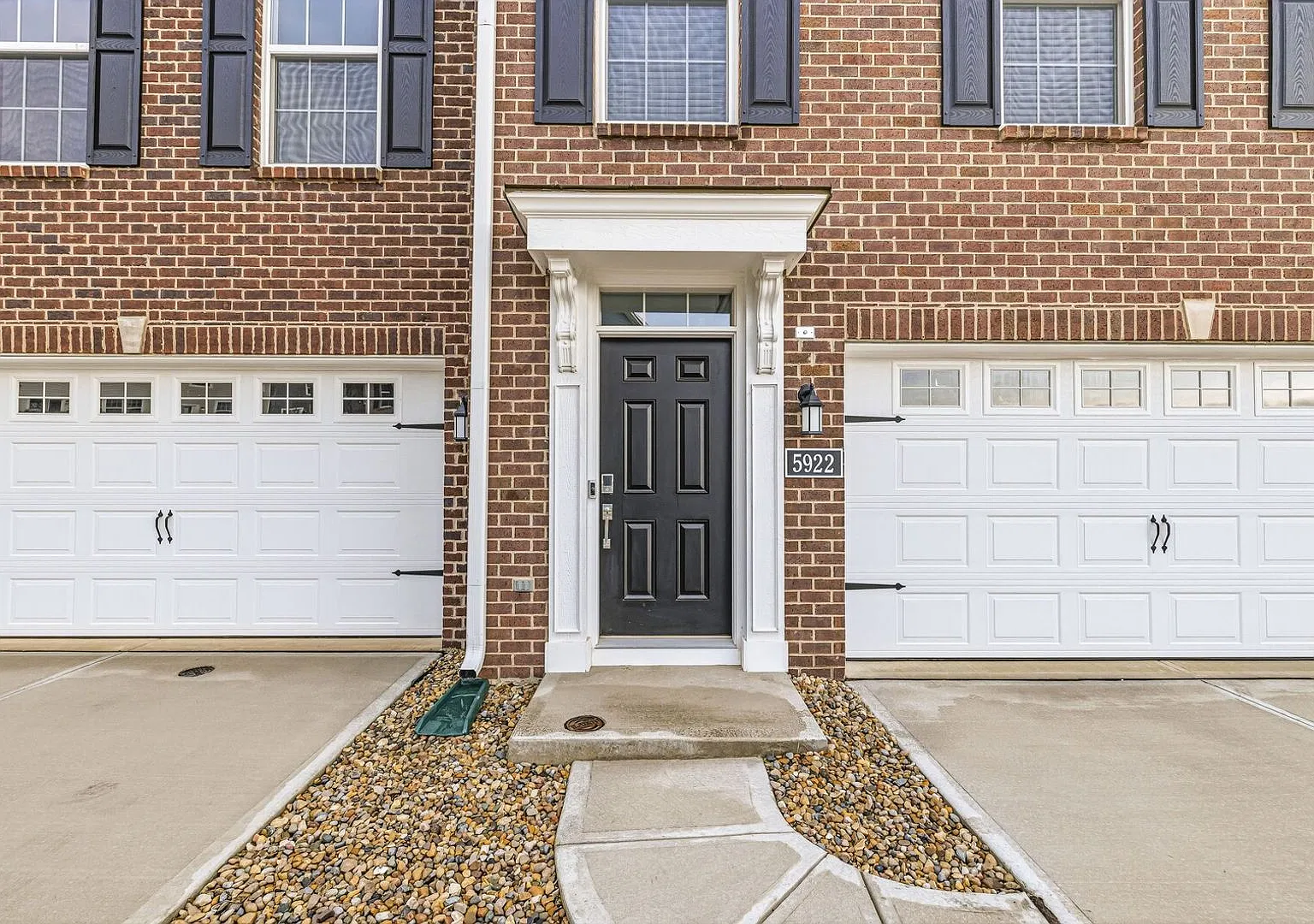 Maintenace free Living at this 3 Level 3 BR in Plainfied! — Photo 3