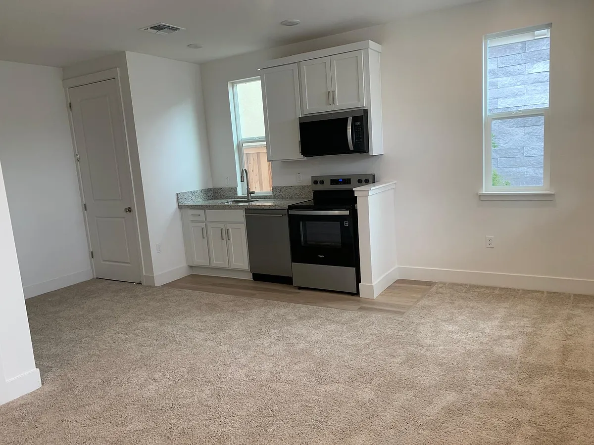 Building Photo - 376 W Rustica Dr